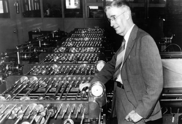 Vannevar Bush with his differential analyzer, circa 1930 – computerhistory.org